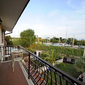 Pensión A La Vue Bagno Condiviso Shared Both2piano No Lift No Navetta A Pagamento Aria Condizionata Ed Extra Bed 3 Minuti A Piedi Da Bus Per Fiera Di Roma, Fiumicino
